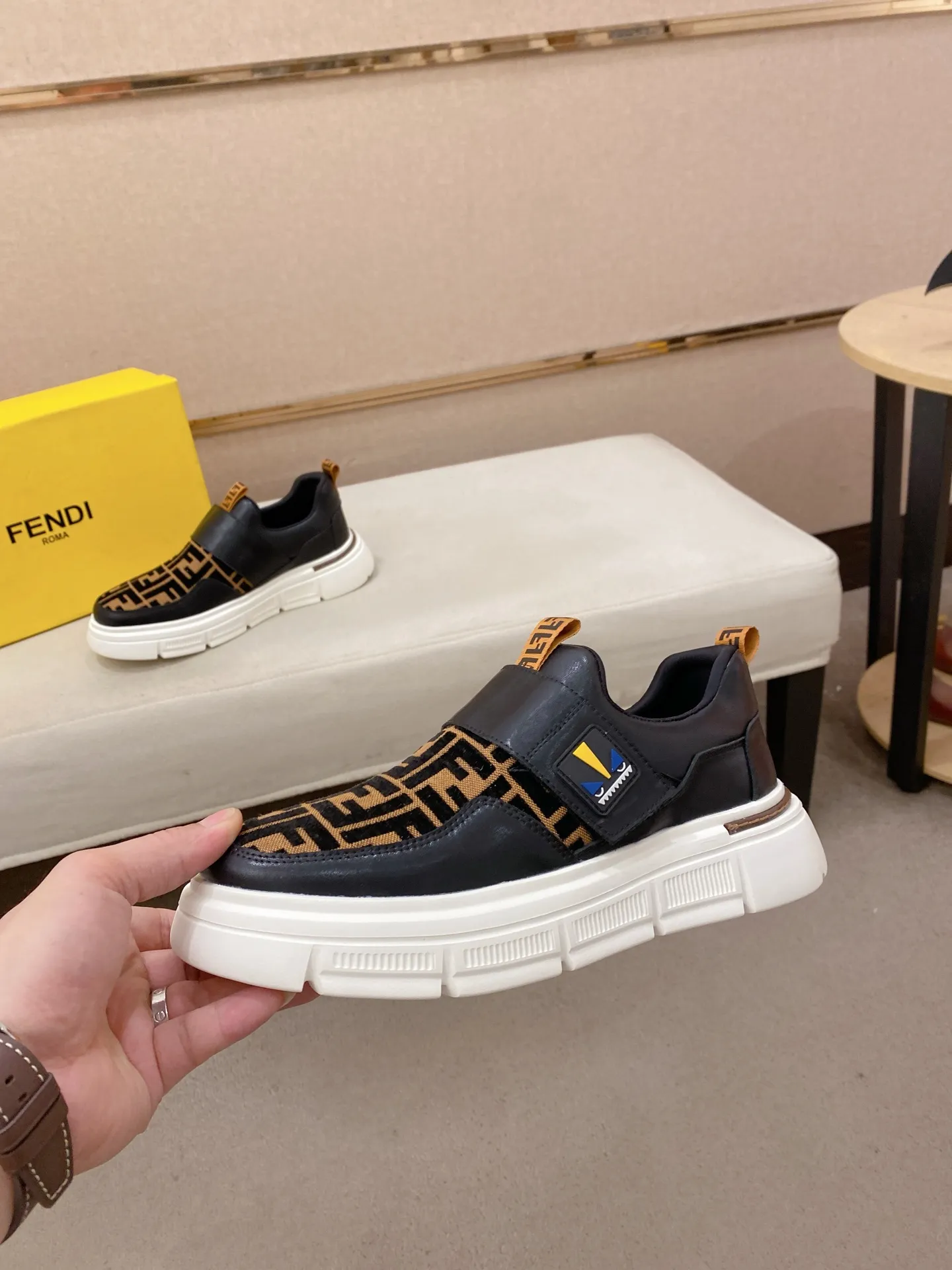 Men's shoes 💰 400💰 (fendi) New style 👊🏻 upper 🇮🇹 imported cowhide fabric 🇩🇪 lining imported sheepskin lining. The original outsole is molded to highlight the identity of every man, and the upper foot is elegant and stable🚶🏻🚶🏻The high-end custom counters reproduce the original version📯No matter the wind or rain, the shoe last remains unchanged and can withstand the verification of time🔍️,🔵 Size: 38-44